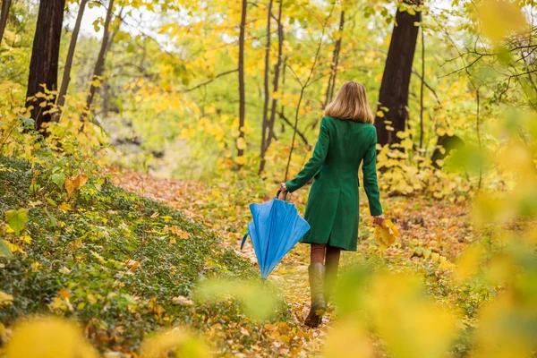 Vrouw Met Paraplu Herfstbladeren Tijdens Het Wandelen Het Park — Stockfoto