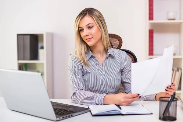 Schöne Geschäftsfrau Arbeitet Ihrem Büro — Stockfoto