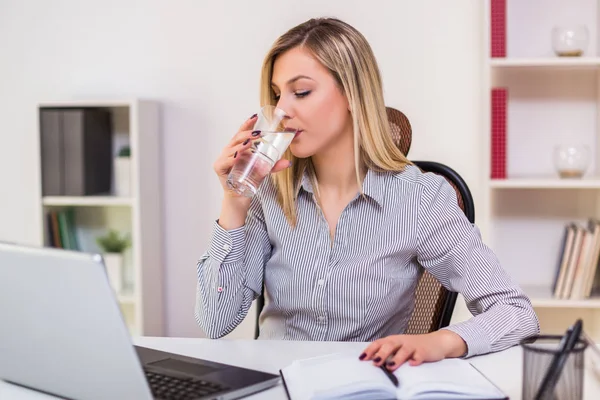 Empresaria Bebiendo Agua Mientras Trabaja Oficina — Foto de Stock