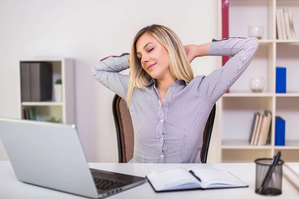 Empresária Alongando Enquanto Trabalhava Seu Escritório — Fotografia de Stock