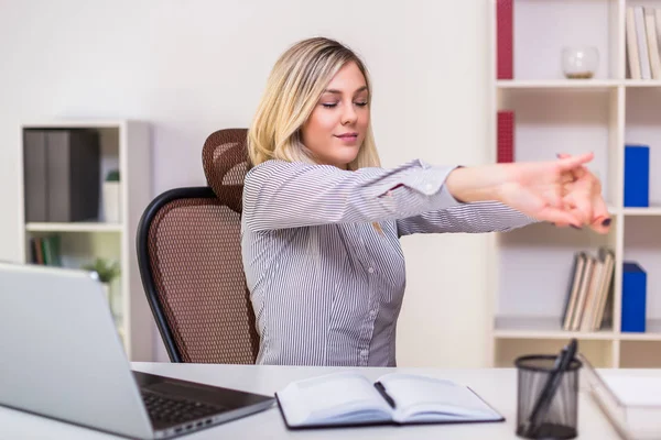 Bizneswoman Rozciąga Się Podczas Pracy Swoim Biurze — Zdjęcie stockowe