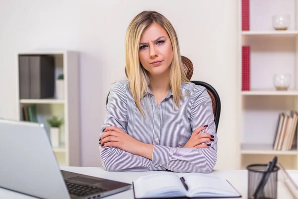 Zły Bizneswoman Siedzi Swoim Biurze Pracuje — Zdjęcie stockowe