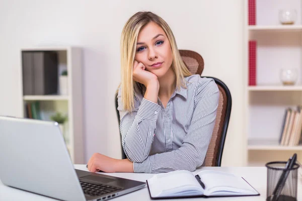 Arg Affärskvinna Sitter Sitt Kontor Och Arbetar — Stockfoto