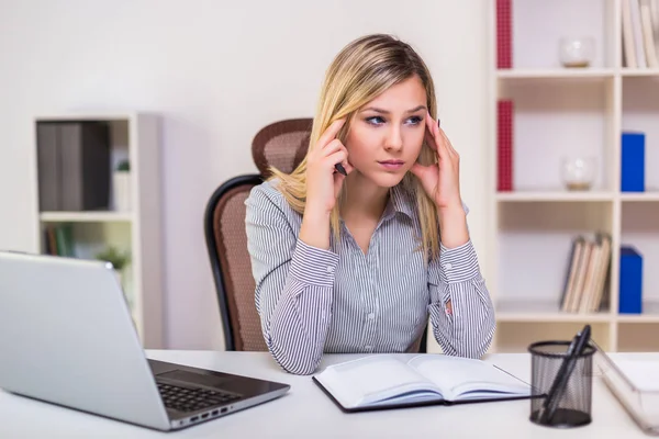 Bizneswoman Ból Głowy Podczas Pracy Swoim Biurze — Zdjęcie stockowe