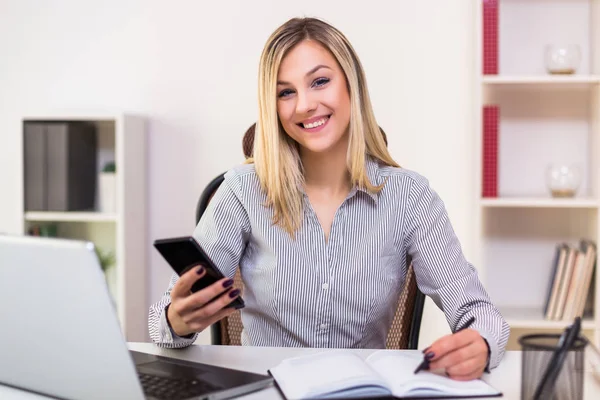 Geschäftsfrau Benutzt Handy Während Der Arbeit Ihrem Büro — Stockfoto