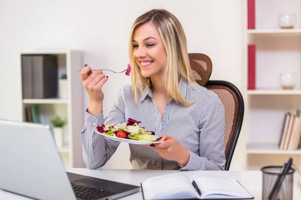 Schöne Geschäftsfrau Genießt Salat Essen Während Sie Ihrem Büro Arbeitet — Stockfoto