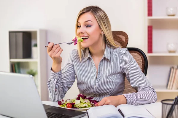 Όμορφη Επιχειρηματίας Απολαμβάνει Τρώει Σαλάτα Ενώ Εργάζεται Στο Γραφείο Της — Φωτογραφία Αρχείου