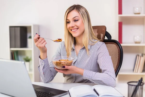 Piękna Bizneswoman Cieszy Się Jedzeniem Płatków Kukurydzianych Śniadanie Podczas Pracy — Zdjęcie stockowe