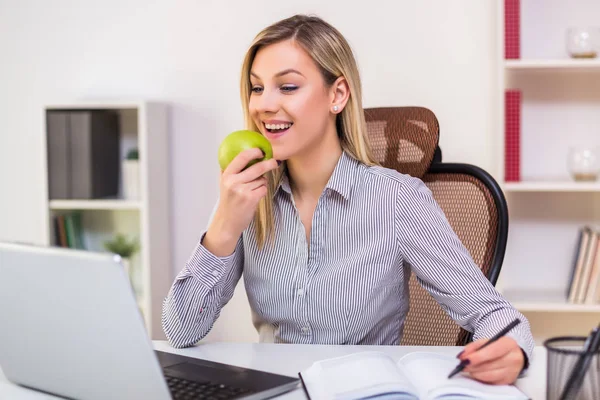 Businesswoman Eating Apple While Working Her Office — Stock Photo, Image