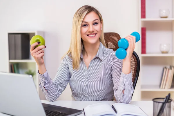 Beautiful Businesswoman Holding Apple Weights While Working Her Office — Stock Photo, Image