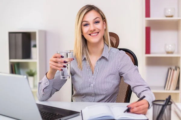 Imprenditrice Che Beve Acqua Mentre Lavora Nel Suo Ufficio — Foto Stock