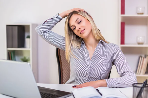 Kadını Ofisinde Çalışırken Geriniyor — Stok fotoğraf