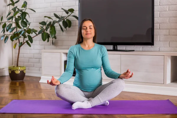 Hermosa Mujer Embarazada Disfruta Meditando Casa Posición Padmasana Loto —  Fotos de Stock