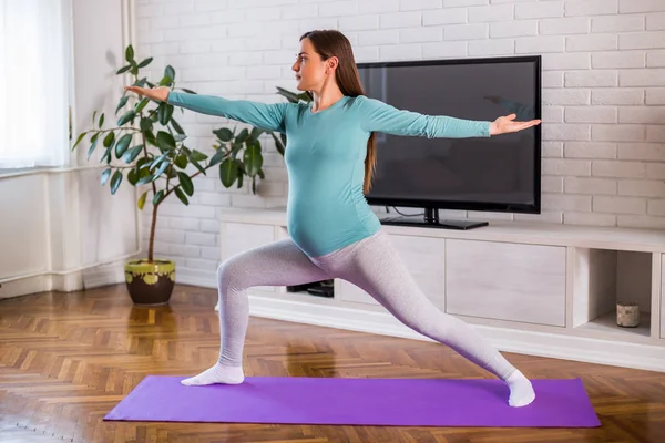 Hermosa Mujer Embarazada Disfruta Ejercitando Yoga Casa Virabhadrasana Warrior Pose —  Fotos de Stock