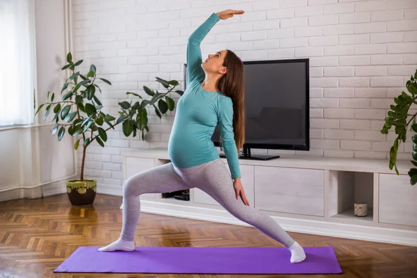 Hermosa Mujer Embarazada Disfruta Ejercitando Yoga Casa —  Fotos de Stock