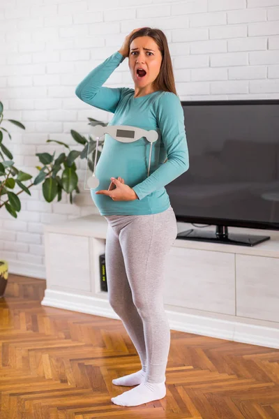 Schwangere Steht Wegen Ihres Gewichts Unter Schock Während Sie Waage — Stockfoto