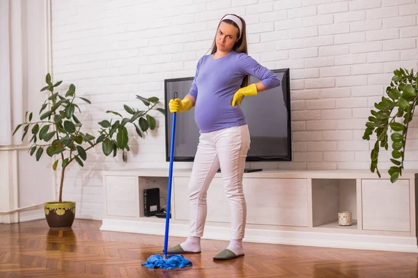 Müde Schwangere Mit Rückenschmerzen Während Sie Ihr Haus Putzt — Stockfoto