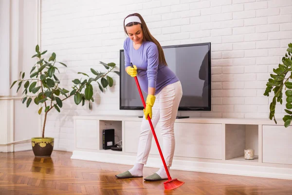 Beautiful Pregnant Woman Enjoys Cleaning Her House — Stock Photo, Image