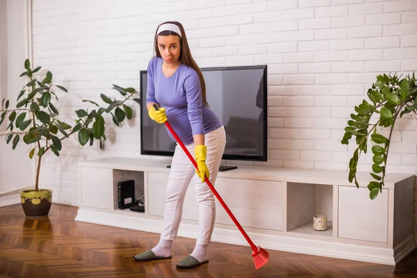 Zmęczona Ciężarna Kobieta Sprzątająca Swój Dom — Zdjęcie stockowe