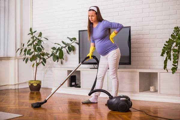 Müde Schwangere Mit Rückenschmerzen Während Sie Ihr Haus Putzt — Stockfoto