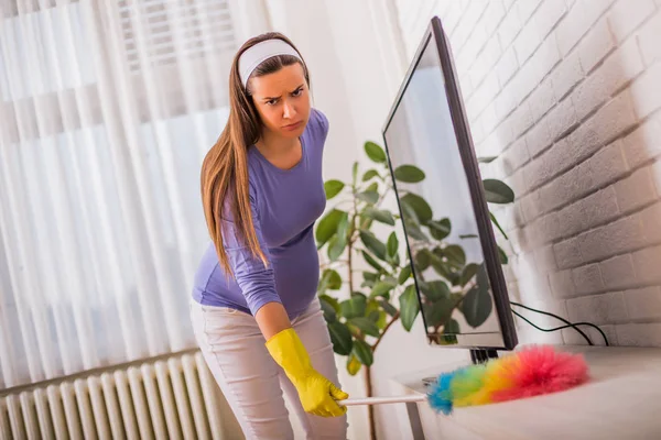 Müde Schwangere Mit Rückenschmerzen Während Sie Ihr Haus Putzt — Stockfoto