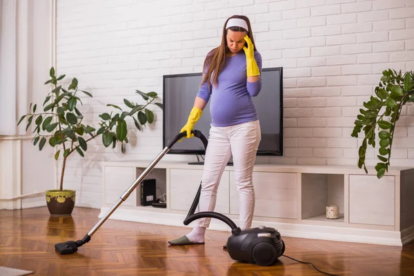 Schwangere Hat Kopfschmerzen Während Sie Ihr Haus Putzt — Stockfoto