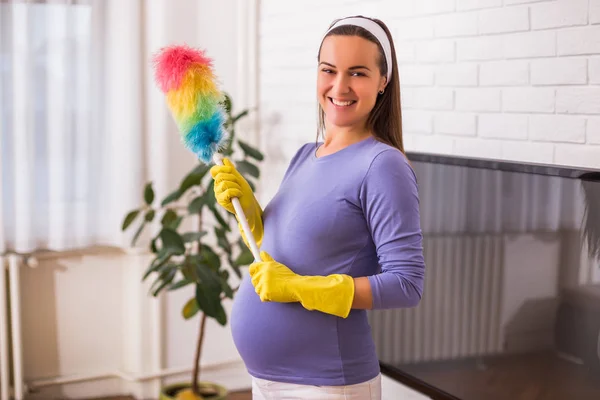 Güzel Hamile Kadın Evini Temizlemekten Hoşlanıyor — Stok fotoğraf