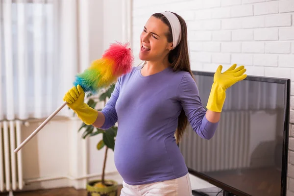 Glücklich Schwangere Frau Genießt Putzen Ihr Haus — Stockfoto