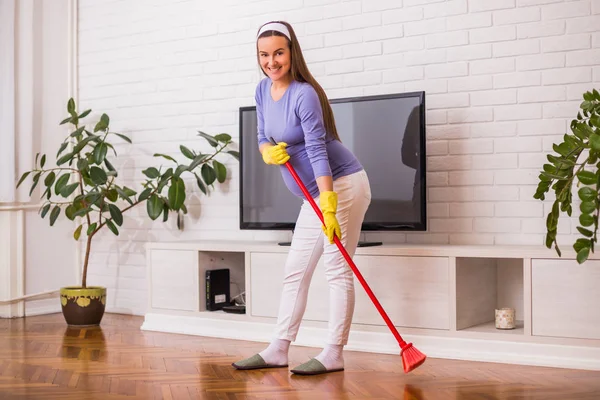 Hermosa Mujer Embarazada Disfruta Limpiando Casa —  Fotos de Stock