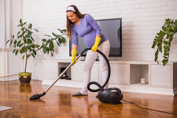 Beautiful Pregnant Woman Enjoys Cleaning Her House — Stock Photo, Image