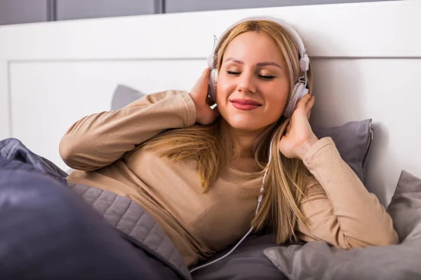 Piękna Kobieta Słucha Muzyki Odpoczywa Swoim Łóżku Domu — Zdjęcie stockowe