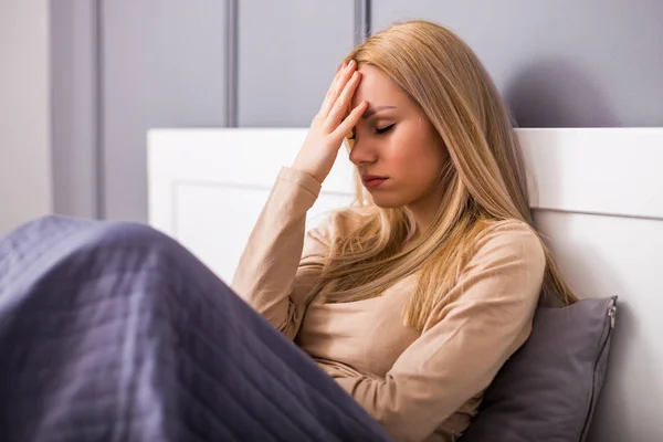 Vrouw Met Sterke Hoofdpijn Terwijl Zitten Haar Bed Slaapkamer — Stockfoto