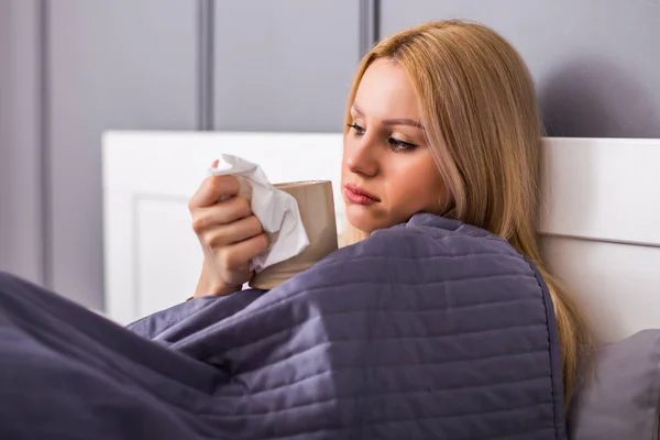 Mujer Agotada Que Tiene Fiebre Ella Está Bebiendo — Foto de Stock