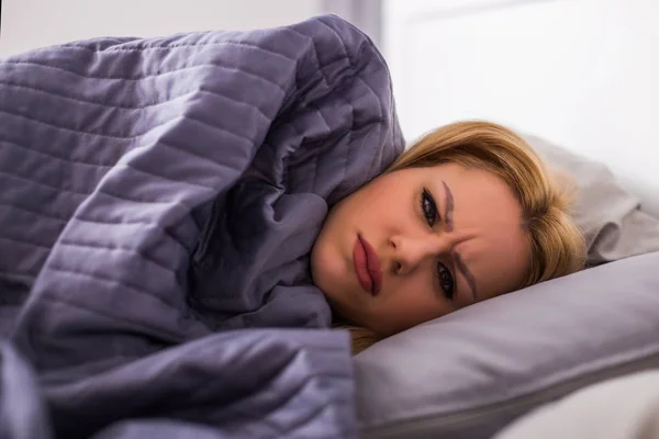 Εξαντλημένη Γυναίκα Που Έχει Πυρετό Και Ξαπλωμένη Στο Κρεβάτι Της — Φωτογραφία Αρχείου