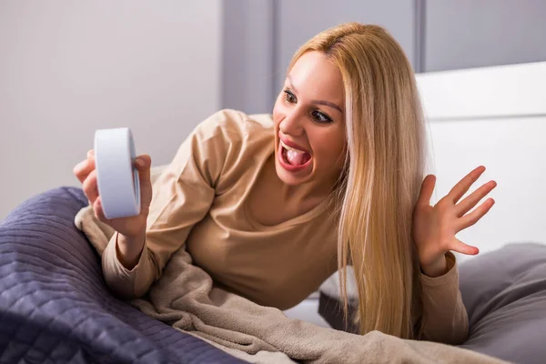 Mujer Aterrorizada Sosteniendo Reloj Despertador —  Fotos de Stock