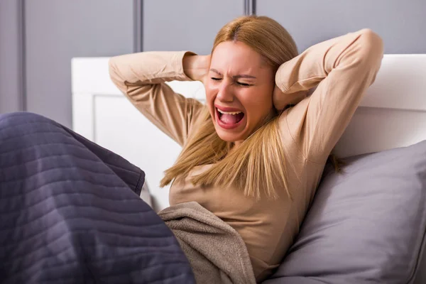 愤怒的女人不安的噪音与睡眠问题 — 图库照片