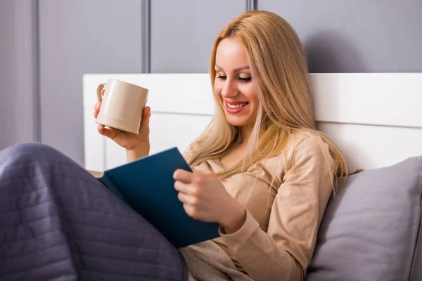 Hermosa Mujer Disfruta Leyendo Libro Dormitorio Tomando Café — Foto de Stock