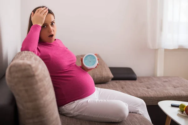 Mujer Embarazada Pánico Sosteniendo Reloj — Foto de Stock