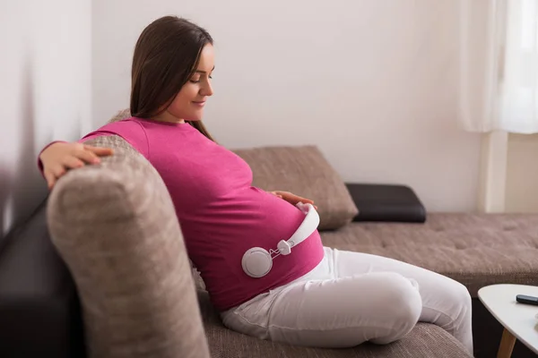 Feliz Mujer Embarazada Disfruta Tocando Música Bebé Mientras Descansa Casa — Foto de Stock