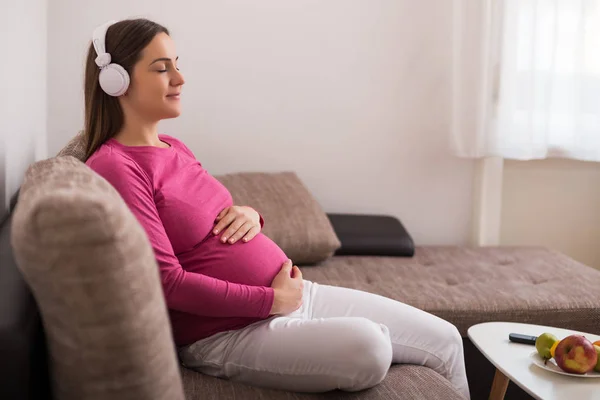 Hermosa Mujer Embarazada Disfruta Escuchando Música Casa —  Fotos de Stock