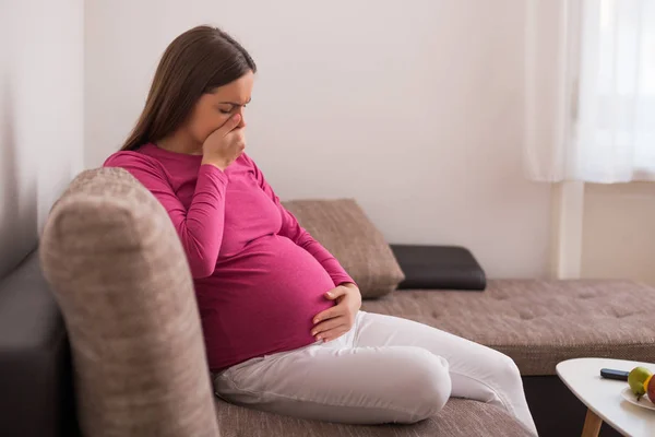 Gravid Kvinna Känner Sig Sjuk Medan Hon Sitter Soffan Hemma — Stockfoto