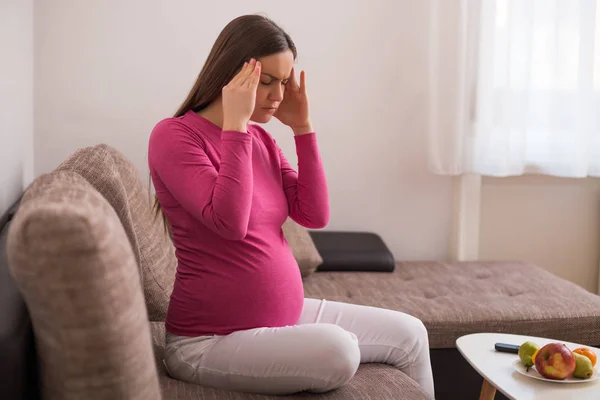 Mujer Embarazada Con Dolor Cabeza Mientras Pasa Tiempo Casa —  Fotos de Stock