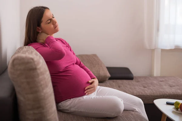 Schwangere Hat Nackenschmerzen Während Sie Zeit Hause Verbringt — Stockfoto