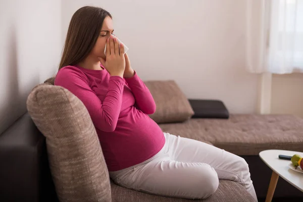 Εξαντλημένη Έγκυος Γυναίκα Φυσάει Μύτη — Φωτογραφία Αρχείου