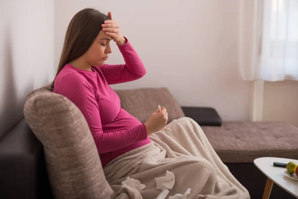 Mujer Embarazada Agotada Teniendo Gripe Comprobando Temperatura — Foto de Stock