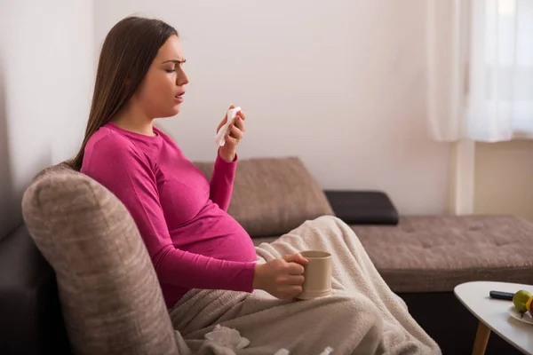 感冒和喝茶时咳嗽得精疲力尽的孕妇 — 图库照片