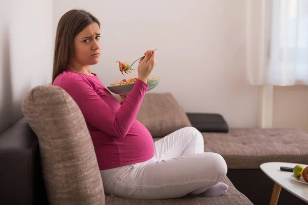 Sorglig Gravid Kvinna Vill Inte Äta Grönsaker — Stockfoto