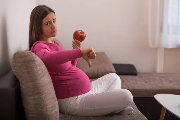 Traurige Schwangere Kein Obst Essen — Stockfoto