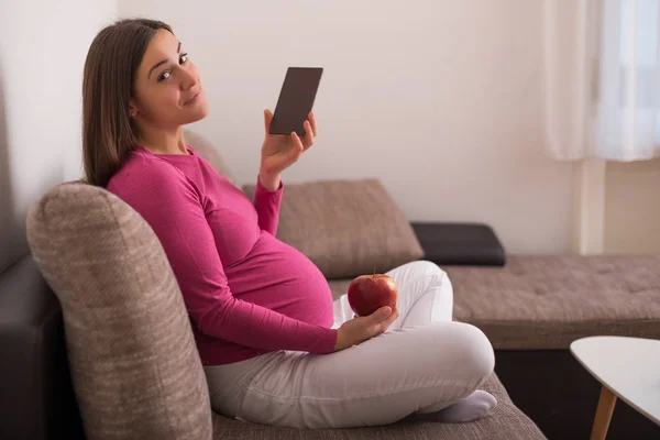 Mujer Embarazada Linda Quiere Comer Dulces Lugar Frutas — Foto de Stock