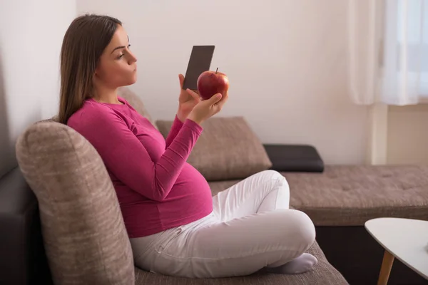 Mujer Embarazada Está Tratando Decidir Qué Comer Manzana Chocolate —  Fotos de Stock